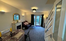 Comfy 2-Bedroom Townhouse Featuring A Fireplace, Private Entrance, Equipped Kitchen, Terrace With Garden Views, Washing Machine Flat-Screen Tv And Sofa Bed Sleeping 2 Additional Guests
